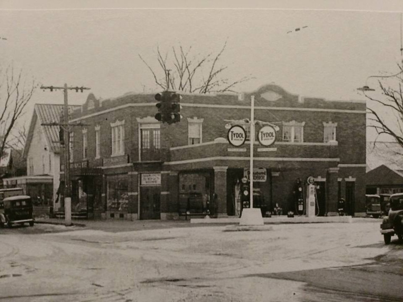 The Tydol station in the '30s eventually became a Gulf station. Now it's a mini park/parking lot. Four Corners 7.jpg