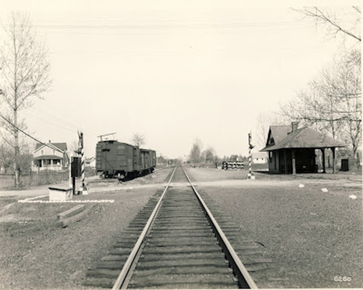Looking towards Albany. That's the passenger station on the right,
which is the modern day parking lot of the Blanchard Post. That smudge
of dirt road over the tracks is Elsmere Avenue. Elsmere Ave1.jpg